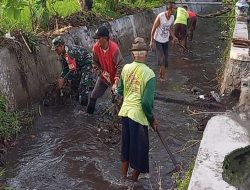 Antisipasi Sumbatan Aliran Sungai, Babinsa Beserta Warga Kelurahan Sananwetan Gelar Minggu Bersih