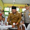 Kapolres Gresik dan Bupati Berbagi Makan Bergizi untuk Pelajar Sekolah Dasar