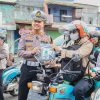 Operasi Keselamatan Semeru 2025 Polres Jember Berbagi Puluhan Jas Hujan untuk Pengendara Roda Dua