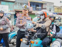 Operasi Keselamatan Semeru 2025 Polres Jember Berbagi Puluhan Jas Hujan untuk Pengendara Roda Dua