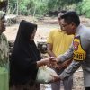 Peringati HPN 2025, Wartawan Bersama Polres Probolinggo Beri Bantuan Warga yang Terisolir Akibat Banjir