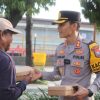 Operasi Keselamatan Semeru di Jumat Berkah Polres Tuban Ajak Masyarakat Tertib Lalin Dengan Berbagi Nasi Kotak