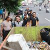 Respon Keluhan Masyarakat Saat Curhat Kamtibmas Polisi Kerja Bhakti Bersihkan Tumpukan Sampah di Jember