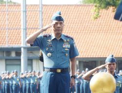 Wadan Kodiklatal Sampaikan Perhatian Kasal di Upacara Bendera 17-an