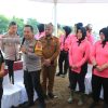 Bhayangkari PD Jawa Timur Wujudkan Ketahanan Pangan Nasional Melalui Program P2L di Kota Wisata Batu   WMC|| KOTA BATU – Dalam upaya memperkuat ketahanan pangan dan mendukung program makan bergizi gratis, pemerintah terus mengoptimalkan Program Pekarangan Pangan Lestari (P2L).  Program tersebut sebagai solusi nyata dalam meningkatkan ketersediaan pangan sehat dan bergizi bagi masyarakat.  P2L juga bertujuan untuk mendorong masyarakat memanfaatkan lahan pekarangan sebagai sumber pangan mandiri, dengan menanam berbagai jenis sayuran, buah-buahan, serta beternak ikan atau unggas kecil.  Program tersebut pemanfaatannya adalah seluruh lahan pekarangan milik Polri, di sekitar kantor maupun di lahan – lahan yang belum produktif kemudian diaktifkan.  Hal itu seperti disampaikan oleh Kapolres Batu AKBP Andi Yudha Pranatha saat mendampingi Ketua Bhayangkari Daerah Jawa Timur Ny. Ade Imam Sugianto, bersama Waka Polda Jatim Brigjen Pol Pasma Royce dan istri serta pejabat utama (PJU) Polda Jatim yang mengikuti Launching P2L di Kota Batu Jawa Timur, Senin (24/2).  Kapolres Batu AKBP Andi Yudha Pranatha menjelaskan, melalui pendekatan terintegrasi dan berkelanjutan, P2L ini dalam rangka mendukung ketahanan pangan dan Program Makan Bergizi Gratis (MBG).  “Program ini dilakukan secara terintegrasi dan berkelanjutan, dengan dukungan dari berbagai pihak, termasuk pemerintah daerah, komunitas, dan dunia usaha,” ujar AKBP Andi Yudha Pranatha.  Ditambahkan oleh Kapolres Batu, Program P2L tidak hanya bertujuan untuk meningkatkan produksi pangan lokal, tetapi juga memastikan setiap warga memiliki akses terhadap makanan sehat dan bergizi.   “Kami juga mendorong hasil panen dari pekarangan masyarakat untuk dimanfaatkan dalam program makan bergizi gratis di sekolah-sekolah,” ujarnya.  Ia juga menerangkan bahwa lahan P2L akan dikelola oleh Bhayangkari di masing – masing satuan wilayah untuk dapat memberikan manfaat.  “Harapan kita ke depan terjadi kemandirian ketika masing-masing wilayah itu mampu menyuplai di dapur umum yang terdekat,“ pungkasnya.  Untuk diketahui, Launching penguatan program P2L tersebut digelar serentak di seluruh Indonesia yang dipimpin langsung oleh Ketua Umum Bhayangkari pusat, Ny. Juliati Sigit Prabowo ( istri Kapolri Jenderal Polisi Listyo Sigit Prabowo) diikuti oleh seluruh jajaran pengurus Bhayangkari di tingkat Daerah dan Cabang (gat)