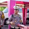 Indahnya Berbagi di Bulan Suci Ramadhan, Polres Gresik Bagikan Takjil kepada Pengendara