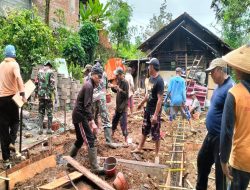 Sinergi Babinsa Kedung Banteng dan Masyarakat, Gotong Royong Bangun Rumah Warga