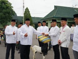Safari Ramadan di Korem 081/DSJ : Dandim dan Danyon Terima Hewan Ternak