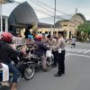 Berbagi Takjil Jelang Buka Puasa, Polres Madiun Kota Sosialisasikan Hotline 110 untuk Mudik Lebaran