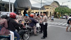 Berbagi Takjil Jelang Buka Puasa, Polres Madiun Kota Sosialisasikan Hotline 110 untuk Mudik Lebaran