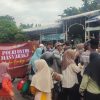 Polri Untuk Masyarakat: Polres Pelabuhan Tanjung Perak Bagikan 200 Takjil Menjelang Idul Fitri 1446 H di Serambi Ampel Surabaya