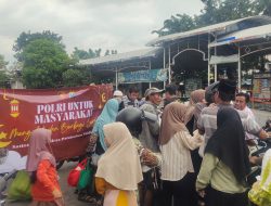 Polri Untuk Masyarakat: Polres Pelabuhan Tanjung Perak Bagikan 200 Takjil Menjelang Idul Fitri 1446 H di Serambi Ampel Surabaya