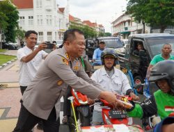 Berkah Ramadan Kapolrestabes Surabaya Bagikan 300 Paket Takjil