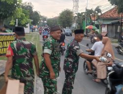 Ramadhan Penuh Berkah, Koramil 0829-03/Kamal Dan Persit KCK Berbagi Takjil Buka Puasa