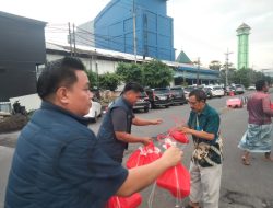Berbagi di Bulan Suci: Satreskrim Polres Pelabuhan Tanjung Perak Bagikan Takjil untuk Masyarakat Surabaya