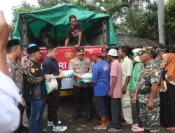 Ngabuburit, Polres Probolinggo Kota Berbagi Baksos Untuk Warga Kurang Mampu