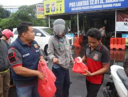 Polres Pelabuhan Tanjung Perak Berbagi Takjil, Wujud Kepedulian di Bulan Ramadan