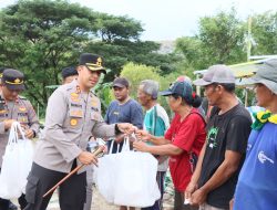 Ramadhan Berkah, Kapolres Kediri Kota Beri Bantuan Warga di TPA Sampah Pojok