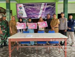 Babinsa Koramil 0829-3/Kamal dampingi penyaluran BLT DD kepada masyarakat Gili Barat