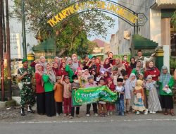 Ajari Kebaikan, Persit Kodim 0807 Tulungagung Ajak Anak TK Berbagi Takjil