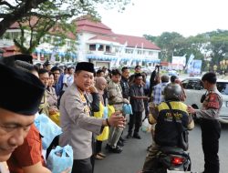 Pasca Aksi Demo Polresta Malang Kota dan Forkopimda Bersama GMNI Jatim Kerja Bakti dan Berbagi Sembako