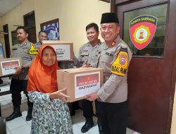 Berkah Ramadan: Kapolsek Semampir Bagikan Bantuan Sosial untuk Warga Kurang Mampu,