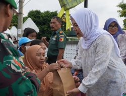 Persit KCK Koorcab Rem 081 Bagikan 100 Paket Takjil di Jalan Pahlawan Kota Madiun