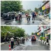 Sigap, Polisi bersama Damkar Bersihkan Tumpahan Solar di Jalan Raya Lamongan Antisipasi Kecelakaan