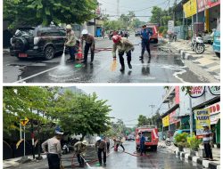 Sigap, Polisi bersama Damkar Bersihkan Tumpahan Solar di Jalan Raya Lamongan Antisipasi Kecelakaan