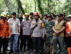Hari Kedua Evakuasi, Polisi dan Tim SAR Gabungan Berhasil Temukan 9 Korban Longsor di Pacet Mojokerto