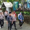 Patroli Jalan Kaki Kapolrestabes Surabaya di KBS, Bagi Cokelat dan Jamin Keamanan Pengunjung