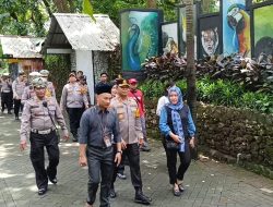 Patroli Jalan Kaki Kapolrestabes Surabaya di KBS, Bagi Cokelat dan Jamin Keamanan Pengunjung