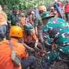 Kodim 0815/Mojokerto Terjunkan Tim untuk Evakuasi Korban Longsor di Pacet