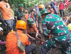 Kodim 0815/Mojokerto Terjunkan Tim untuk Evakuasi Korban Longsor di Pacet