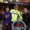 Polres Ponorogo Respon Cepat Bantu Pemudik yang Mengalami Kendala di Jalan