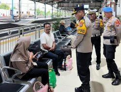 Pastikan Mudik Nyaman Kapolres Madiun Kota Pantau Keamanan di Stasiun Kereta Api