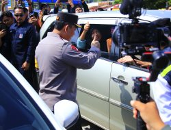 Kapolri Sapa dan Beri Bingkisan ke Pemudik di Tol Kalikangkung