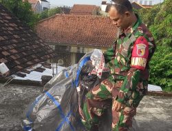 Serka Endik Evakuasi Balon Udara Raksasa yang Timpa Rumah Warga