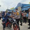 Kapolres Blitar Berbagi Helm Gratis Saat Pantau Arus Balik Lebaran 2025