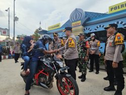 Kapolres Blitar Berbagi Helm Gratis Saat Pantau Arus Balik Lebaran 2025