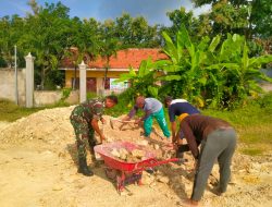 Babinsa Koramil 0829-12/Modung Gelar Karya Bakti Bersama Warga di Desa Patereman