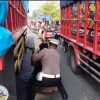 Salut, Pak Polisi ini Bantu Sopir Truk Ganti Ban di Tengah Padatnya Lalin Gresik