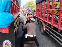 Salut, Pak Polisi ini Bantu Sopir Truk Ganti Ban di Tengah Padatnya Lalin Gresik