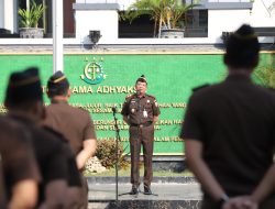 Kajati Jatim Dr. Kuntadi Pimpin Apel Pagi Perdana di Kantor Kejati Jatim
