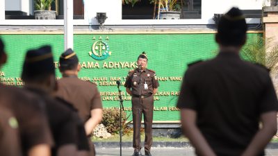 Kajati Jatim Dr. Kuntadi Pimpin Apel Pagi Perdana di Kantor Kejati Jatim