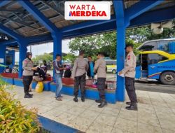 Kapolres Karanganyar Bersama Forkopimda Lepas Ratusan Pemudik dalam Program Mudik Balik Gratis 2025