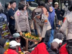 Polisi Berbagi Gorengan Hingga Bersihkan Sampah Usai Aksi Mayday di Kota Malang, Netizen: Ini Baru Humanis