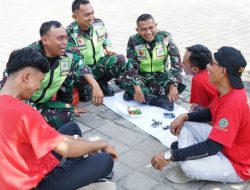 Sisi Humanis Prajurit TNI Warnai Peringatan Hari Buruh di Madiun