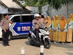 Hardiknas, Polisi Kenalkan Program Keselamatan Berkendara Edukasi Santri di Kediri