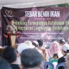 Kolaborasi Polisi bersama PWI Jaga Kelestarian Lingkungan dan Ketahanan Pangan Tebar Benih Ikan di Sungai Jombang